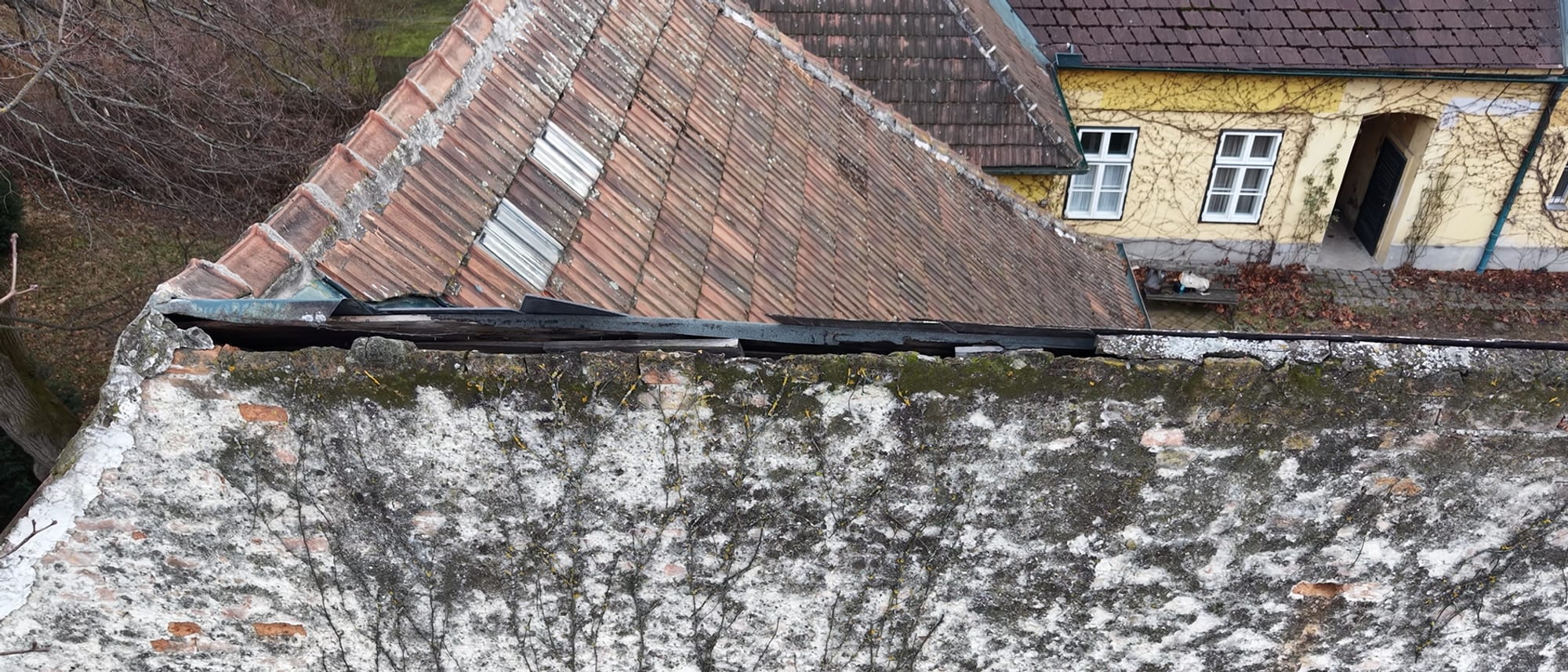 Dachanschluss an eine Feuermauer eines Wiener Hofgebäudes aus der Luft