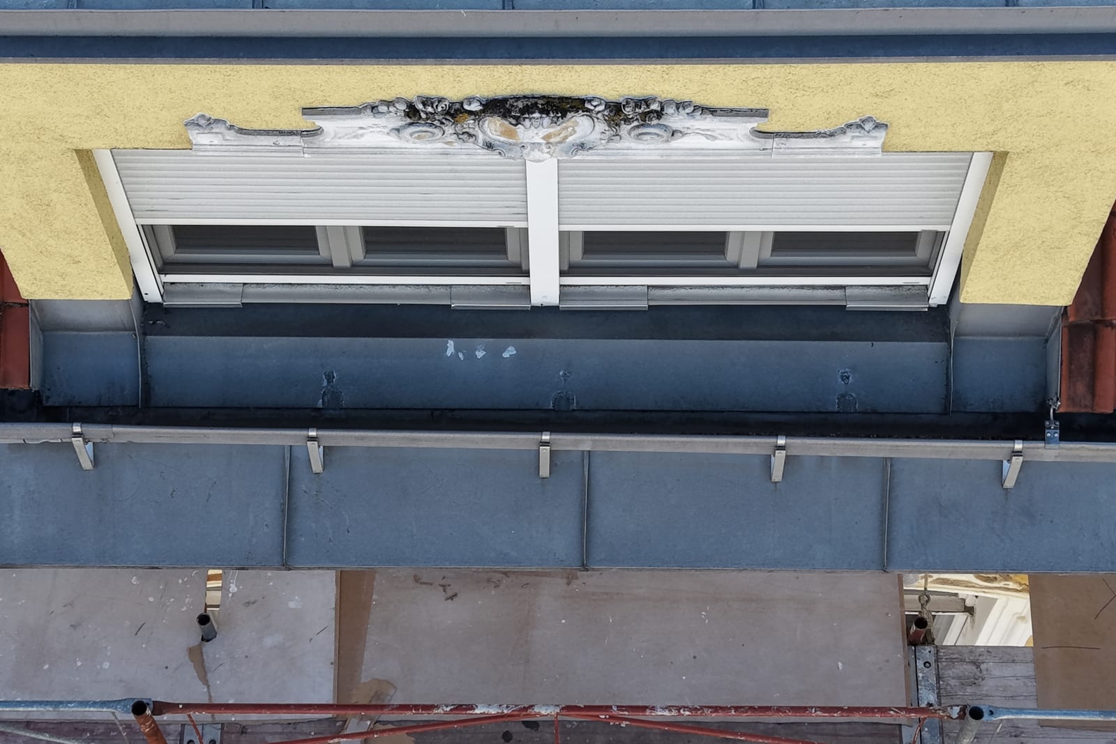 Stuckornament über einem Gaupenfenster aus der Luft, verwittert