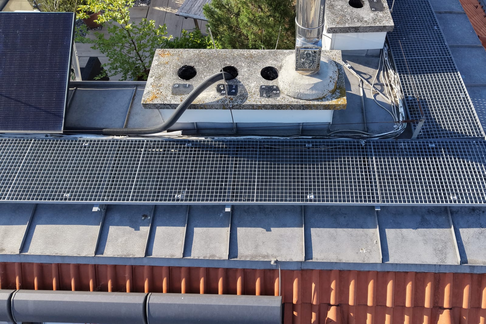 Kaminkopf mit Betondeckplatte aus der Luft, drei Züge offen